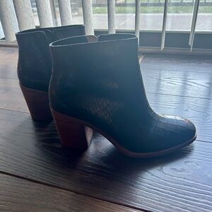 Pour La Victoire Black Textured Ankle Boots